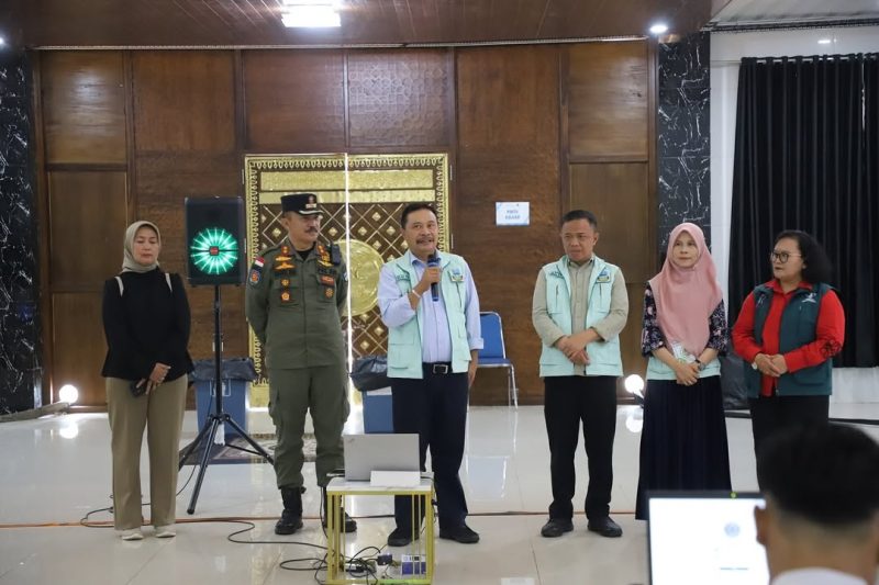 Penjabat (Pj) Bupati Garut, Barnas Adjidin, meninjau pelaksanaan Seleksi Kompetensi Pegawai Pemerintah dengan Perjanjian Kerja (PPPK) Tahun Anggaran 2024 yang digelar di Al Fath Building Centre, Tasikmalaya, Minggu (15/12/2024).
