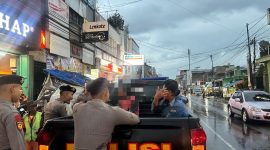 Dalam rangka meningkatkan keamanan dan ketertiban masyarakat (kamtibmas) di wilayah Kabupaten Garut, Satuan Samapta Polres Garut menggelar patroli dialogis, Senin Sore Pukul 18.00 Wib (16/12/2024). 