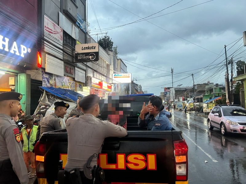 Dalam rangka meningkatkan keamanan dan ketertiban masyarakat (kamtibmas) di wilayah Kabupaten Garut, Satuan Samapta Polres Garut menggelar patroli dialogis, Senin Sore Pukul 18.00 Wib (16/12/2024). 