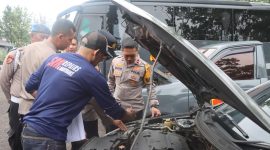 Menjelang perayaan Natal 2024 dan Tahun Baru 2025 (Nataru), Kapolres Garut melakukan pengecekan kesiapan kendaraan dinas R4 dan R6 yang akan digunakan dalam pengamanan di wilayah Kabupaten Garut. 
