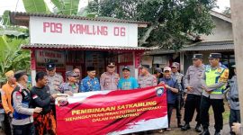 Polsek Malangbong menerima kunjungan kerja dari Dir Binmas Polda Jabar di wilayah hukum Polsek Malangbong Kabupaten Garut dalam rangka kegiatan pembinaan terhadap Pos Kamling dan Satkamling. Selasa (17/12/2024).
