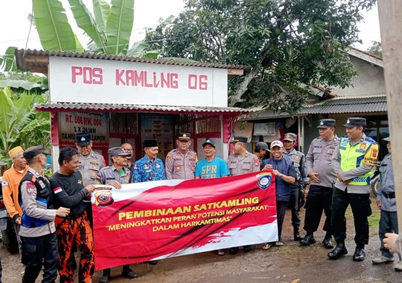Polsek Malangbong menerima kunjungan kerja dari Dir Binmas Polda Jabar di wilayah hukum Polsek Malangbong Kabupaten Garut dalam rangka kegiatan pembinaan terhadap Pos Kamling dan Satkamling. Selasa (17/12/2024).
