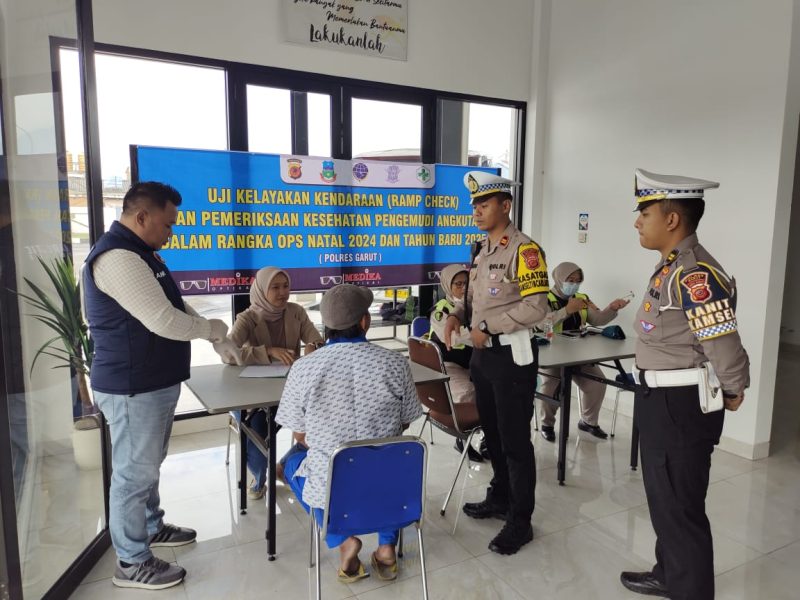 Menjelang perayaan Natal dan Tahun Baru (Nataru) Sat Lantas Polres Garut melalui menggelar Ramp Check atau pemeriksaan kelayakan kendaraan umum di Terminal Guntur Kabupaten Garut. Selasa (17/12/2024).
