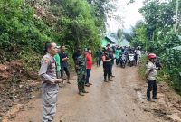 Polsek Banjarwangi cek lokasi tanah longsor yang terjadi di Jalan Raya Banjarwangi tepatnya di Kampung Kadulempeng Desa Wangunjaya Kecamatan Banjarwangi Garut. 
