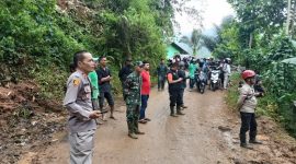 Polsek Banjarwangi cek lokasi tanah longsor yang terjadi di Jalan Raya Banjarwangi tepatnya di Kampung Kadulempeng Desa Wangunjaya Kecamatan Banjarwangi Garut. 
