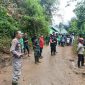 Polsek Banjarwangi cek lokasi tanah longsor yang terjadi di Jalan Raya Banjarwangi tepatnya di Kampung Kadulempeng Desa Wangunjaya Kecamatan Banjarwangi Garut. 
