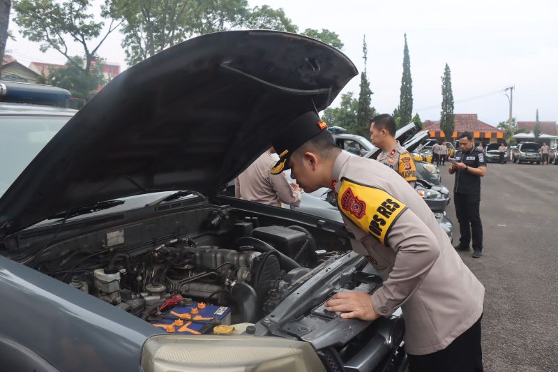 Menjelang perayaan Natal 2024 dan Tahun Baru 2025 (Nataru), Kapolres Garut melakukan pengecekan kesiapan kendaraan dinas R4 dan R6 Polsek Jajaran yang akan digunakan dalam pengamanan Nataru. 
