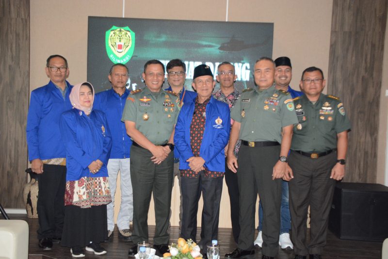 Pangdam III/Siliwangi, Mayjen TNI Dadang Arif Abdurahman, S.E., M.Si., CHRMP., menerima audiensi dari Dewan Pengurus Daerah Ikatan Alumni Lemhannas (DPD IKAL) Provinsi Jawa Barat di Ruang Tirtayasa, Makodam III/Siliwangi, Jalan Aceh No. 69, Kota Bandung, Rabu (18/12/2024).
