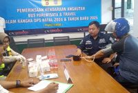 Menyambut perayaan Natal 2024 dan Tahun Baru 2025 Satnarkoba Polres Garut melaksanakan kegiatan pemeriksaan kendaraan dan tes urine terhadap awak kendaraan umum, termasuk sopir dan kondektur bus serta angkutan umum lainnya. Rabu (18/12/2024).
