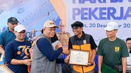 Indra Ramdani, seorang jurnalis di kabupaten garut, menerima penghargaan istimewa atas dedikasinya sebagai penggiat Lingkungan di Kabupaten Garut. Penghargaan tersebut diberikan dalam rangka puncak peringatan Hari Bakti PU ke-79 Tahun 2024 yang digelar di Lapangan ART Center Kabupaten Garut Jumat. (20 Desember 2024). 
