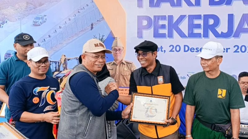 Indra Ramdani, seorang jurnalis di kabupaten garut, menerima penghargaan istimewa atas dedikasinya sebagai penggiat Lingkungan di Kabupaten Garut. Penghargaan tersebut diberikan dalam rangka puncak peringatan Hari Bakti PU ke-79 Tahun 2024 yang digelar di Lapangan ART Center Kabupaten Garut Jumat. (20 Desember 2024). 
