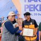 Indra Ramdani, seorang jurnalis di kabupaten garut, menerima penghargaan istimewa atas dedikasinya sebagai penggiat Lingkungan di Kabupaten Garut. Penghargaan tersebut diberikan dalam rangka puncak peringatan Hari Bakti PU ke-79 Tahun 2024 yang digelar di Lapangan ART Center Kabupaten Garut Jumat. (20 Desember 2024). 
