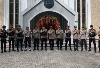 Polres Garut melaksanakan kegiatan pengamanan di Gereja Pasundan Garut sebagai bagian dari Operasi 'Lilin Lodaya 2024' dalam rangka pengamanan Natal Tahun 2024 dan Tahun Baru 2025 di wilayah Kabupaten Garut. Sabtu (21/12/2024).
