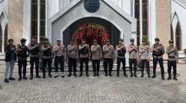 Polres Garut melaksanakan kegiatan pengamanan di Gereja Pasundan Garut sebagai bagian dari Operasi 'Lilin Lodaya 2024' dalam rangka pengamanan Natal Tahun 2024 dan Tahun Baru 2025 di wilayah Kabupaten Garut. Sabtu (21/12/2024).
