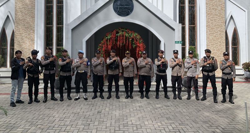 Polres Garut melaksanakan kegiatan pengamanan di Gereja Pasundan Garut sebagai bagian dari Operasi 'Lilin Lodaya 2024' dalam rangka pengamanan Natal Tahun 2024 dan Tahun Baru 2025 di wilayah Kabupaten Garut. Sabtu (21/12/2024).
