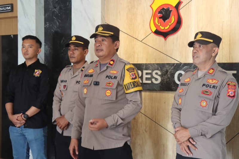 Polres Garut siagakan alat berat pada daerah rawan longsor seperti Jalur Limbangan – Malangbong, Jalur Cilawu dan Garut Selatan. 

