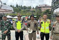 Dalam rangka mendukung kelancaran dan keamanan objek wisata di wilayahnya, Polsek Pasirwangi Polres Garut melaksanakan kegiatan pengamanan dan patroli di objek wisata Darajat, Kabupaten Garut, Sabtu, 21/12/2024).
