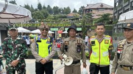 Dalam rangka mendukung kelancaran dan keamanan objek wisata di wilayahnya, Polsek Pasirwangi Polres Garut melaksanakan kegiatan pengamanan dan patroli di objek wisata Darajat, Kabupaten Garut, Sabtu, 21/12/2024).
