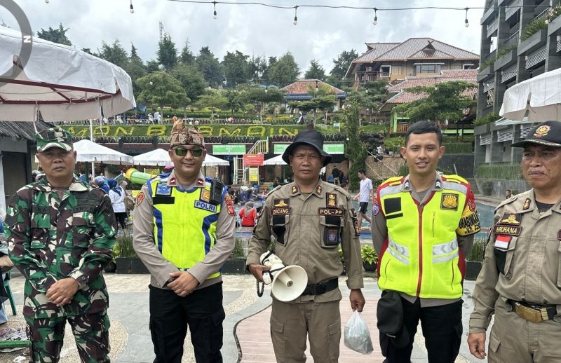 Dalam rangka mendukung kelancaran dan keamanan objek wisata di wilayahnya, Polsek Pasirwangi Polres Garut melaksanakan kegiatan pengamanan dan patroli di objek wisata Darajat, Kabupaten Garut, Sabtu, 21/12/2024).
