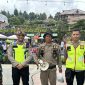 Dalam rangka mendukung kelancaran dan keamanan objek wisata di wilayahnya, Polsek Pasirwangi Polres Garut melaksanakan kegiatan pengamanan dan patroli di objek wisata Darajat, Kabupaten Garut, Sabtu, 21/12/2024).
