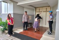 Untuk memastikan kelancaran dan keamanan ibadah rutin Minggu, Polres Garut melaksanakan pengamanan di Gereja Santa Maria Perawan, Kecamatan Garut Kota, Kabupaten Garut, Minggu pukul 08.00 WIB (22/12/2024). 
