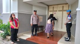 Untuk memastikan kelancaran dan keamanan ibadah rutin Minggu, Polres Garut melaksanakan pengamanan di Gereja Santa Maria Perawan, Kecamatan Garut Kota, Kabupaten Garut, Minggu pukul 08.00 WIB (22/12/2024). 

