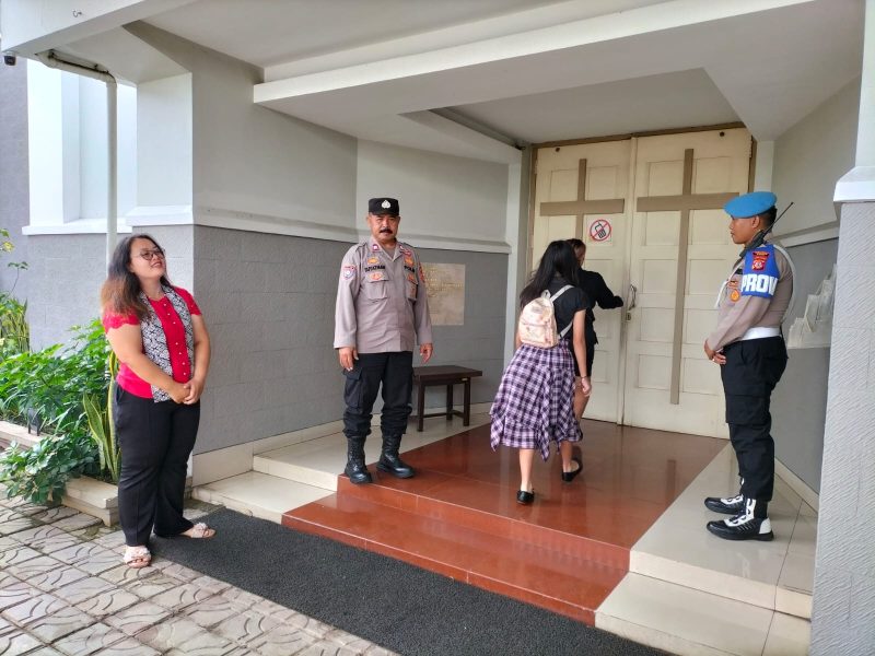 Untuk memastikan kelancaran dan keamanan ibadah rutin Minggu, Polres Garut melaksanakan pengamanan di Gereja Santa Maria Perawan, Kecamatan Garut Kota, Kabupaten Garut, Minggu pukul 08.00 WIB (22/12/2024). 
