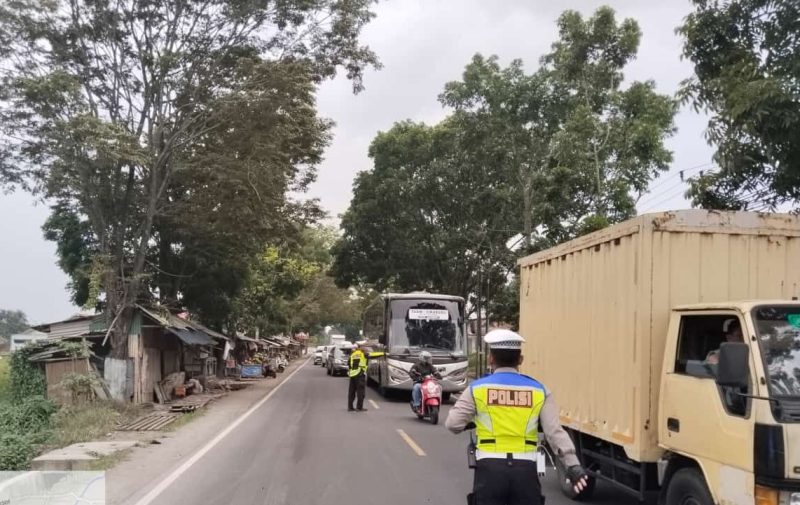 Kegiatan one way untuk pengurasan arus lalu lintas yang mengarah dari Tasikmalaya menuju Bandung telah dilaksanakan dengan sukses pada hari ini, Senin Pagi pukul 08.00 (23/12/2024).

