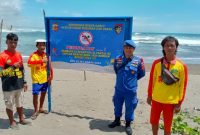 Satpolairud Polres Garut bersama dengan BKO Dit Polairud Polda Jabar dan Balawista Pantai Sayang Heulang melaksanakan kegiatan pemasangan spanduk peringatan tanda bahaya di objek wisata Pantai Sayang Heulang, Desa Mancagahar, Kecamatan Pameungpeuk, Kabupaten Garut. Senin (23/12/2024).
