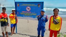 Satpolairud Polres Garut bersama dengan BKO Dit Polairud Polda Jabar dan Balawista Pantai Sayang Heulang melaksanakan kegiatan pemasangan spanduk peringatan tanda bahaya di objek wisata Pantai Sayang Heulang, Desa Mancagahar, Kecamatan Pameungpeuk, Kabupaten Garut. Senin (23/12/2024).
