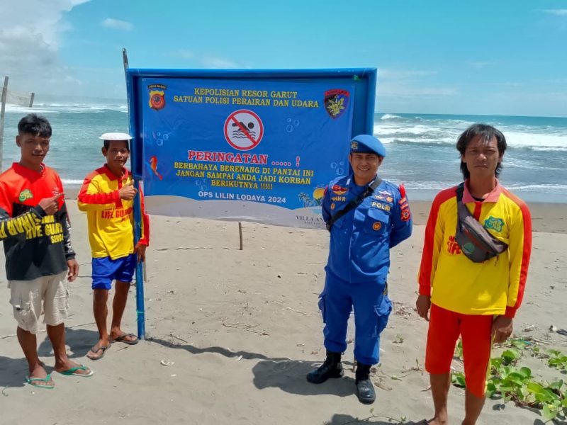 Satpolairud Polres Garut bersama dengan BKO Dit Polairud Polda Jabar dan Balawista Pantai Sayang Heulang melaksanakan kegiatan pemasangan spanduk peringatan tanda bahaya di objek wisata Pantai Sayang Heulang, Desa Mancagahar, Kecamatan Pameungpeuk, Kabupaten Garut. Senin (23/12/2024).
