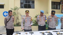 Polres Garut melaksanakan pemeriksaan menyeluruh terhadap seluruh senjata api (senpi) dinas yang digunakan oleh personel di Mako Polres Garut, Senin (23/12/2024).
