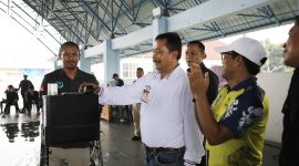 Penjabat (Pj) Bupati Garut, Barnas Adjidin, membuka secara resmi Kejuaraan Persatuan Olahraga Selam Seluruh Indonesia (POSSI) Cup Tahun 2024 yang berlangsung di Sarana Olahraga Akuatik Talaga Bodas, SOR RAA Adiwijaya, Jalan Proklamasi, Kecamatan Tarogong Kidul, Kabupaten Garut, Minggu (22/12/2024).
