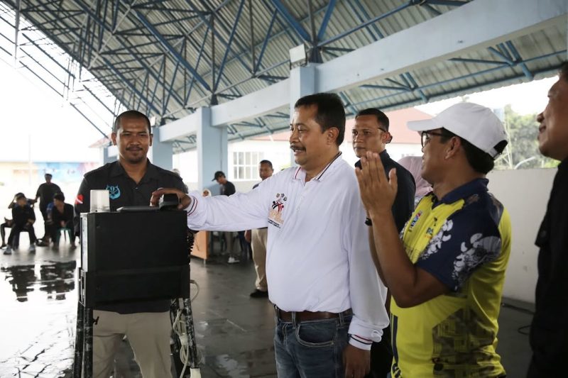 Penjabat (Pj) Bupati Garut, Barnas Adjidin, membuka secara resmi Kejuaraan Persatuan Olahraga Selam Seluruh Indonesia (POSSI) Cup Tahun 2024 yang berlangsung di Sarana Olahraga Akuatik Talaga Bodas, SOR RAA Adiwijaya, Jalan Proklamasi, Kecamatan Tarogong Kidul, Kabupaten Garut, Minggu (22/12/2024).
