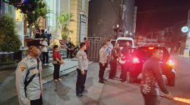 Polres Garut laksanakan pengamanan Kegiatan Perayaan Natal Youth Forum Kerjasama Kristiani Garut (FKKG) yang bertempat di Gereja Injil Indonesia (GII) Garut, berlangsung dengan lancar dan penuh sukacita, Kamis malam, (26/12/2024).
