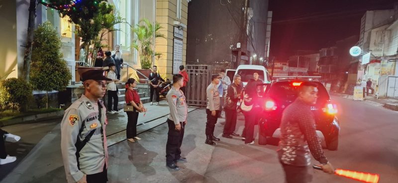 Polres Garut laksanakan pengamanan Kegiatan Perayaan Natal Youth Forum Kerjasama Kristiani Garut (FKKG) yang bertempat di Gereja Injil Indonesia (GII) Garut, berlangsung dengan lancar dan penuh sukacita, Kamis malam, (26/12/2024).
