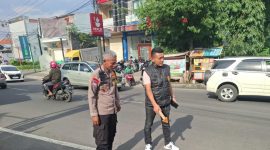 Kapolres Garut AKBP Mochamad Fajar Gemilang, S.I.K., M.H., M.I.K., melalui Kapolsek Tarogong Kidul AKP Agus Kustanto, S.H., mengatakan Seorang petugas parkir EG (35) menjadi korban sengatan arus listrik yang berawal dari upayanya membetulkan benang layangan yang tersangkut di kabel listrik.
