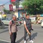 Kapolres Garut AKBP Mochamad Fajar Gemilang, S.I.K., M.H., M.I.K., melalui Kapolsek Tarogong Kidul AKP Agus Kustanto, S.H., mengatakan Seorang petugas parkir EG (35) menjadi korban sengatan arus listrik yang berawal dari upayanya membetulkan benang layangan yang tersangkut di kabel listrik.
