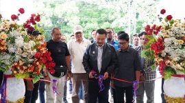 Penjabat (Pj) Bupati Garut, Barnas Adjidin, meresmikan secara langsung Gedung Pemuda Anggaran yang berlangsung di Gedung Pemuda, Jalan Perintis Kemerdekaan, Kecamatan Tarogong Kidul, Kabupaten Garut, Minggu (29/12/2024).
