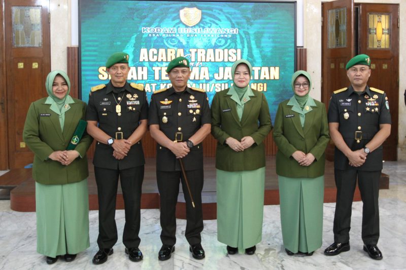 Pangdam III/Siliwangi Mayjen TNI Dadang Arif Abdurahman, S.E., M.Si., CHRMP., memimpin acara Tradisi dan Serah Terima Jabatan (Sertijab) pejabat di jajaran Kodam III/Slw, bertempat di Ruang Silihwangi Kodam III/Slw, Rabu (05/02/2025).
