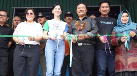 |Penjabat (Pj) Bupati Garut, Barnas Adjidin, didampingi Direktur Eksekutif Yayasan Bakti Barito, Fifi Pangestu, dan tamu undangan yang lainnya, meresmikan SDN 4 Barusari hasil renovasi Yayasan Bakti Barito, Kitabisa, hingga Happy Heart Indonesia, yang berlokasi di Kecamatan Pasirwangi, Kabupaten Garut, Kamis (6/2/2025). 
