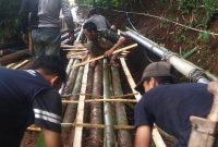 Mahasiswa Kuliah Kerja Nyata Mahasiswa (KKNM) Tematik STAI Siliwangi Garut kelompok 8 yang bertugas di Desa Campaka, Kecamatan Malangbong, menginisiasi pembangunan jembatan penghubung antara Kampung Babakan Jaya Mulya dan Kampung Campaka. Pembangunan jembatan ini telah *dilaksanakan pada 1 Februari 2025 sebagai bentuk kepedulian terhadap kebutuhan masyarakat setempat.  
