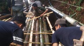Mahasiswa Kuliah Kerja Nyata Mahasiswa (KKNM) Tematik STAI Siliwangi Garut kelompok 8 yang bertugas di Desa Campaka, Kecamatan Malangbong, menginisiasi pembangunan jembatan penghubung antara Kampung Babakan Jaya Mulya dan Kampung Campaka. Pembangunan jembatan ini telah *dilaksanakan pada 1 Februari 2025 sebagai bentuk kepedulian terhadap kebutuhan masyarakat setempat.  
