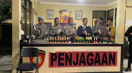 Dalam upaya menciptakan situasi kamtibmas yang aman dan kondusif, Polres Garut melalui Tim Patroli Presisi Sat Samapta Polres Garut berhasil mengamankan dua pemuda yang diduga sebagai pendistributor minuman keras (miras) di kawasan Kerkof, Tarogong Kidul, Garut, pada Selasa malam, 4 Februari 2025, sekitar pukul 21.00 WIB.
