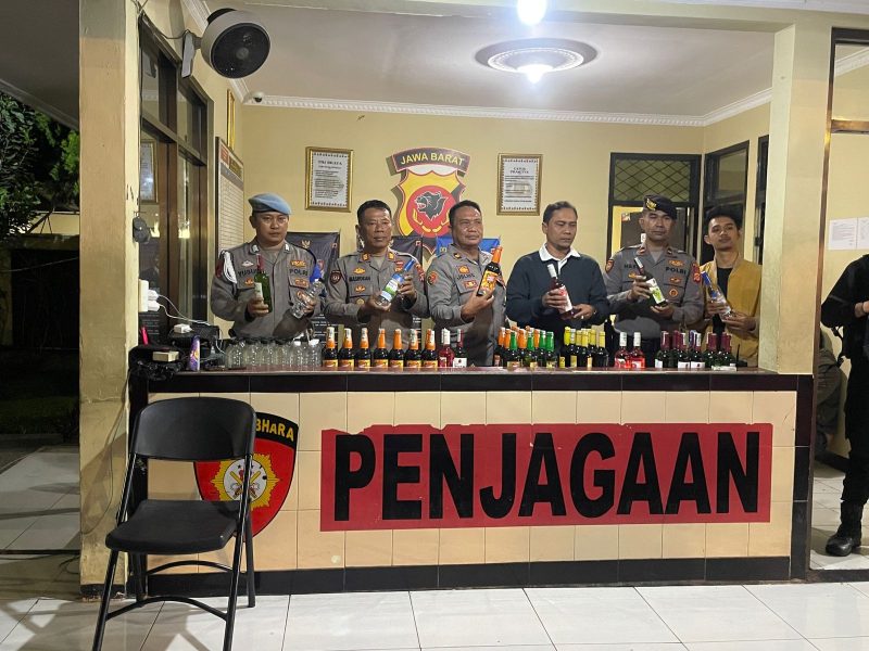 Dalam upaya menciptakan situasi kamtibmas yang aman dan kondusif, Polres Garut melalui Tim Patroli Presisi Sat Samapta Polres Garut berhasil mengamankan dua pemuda yang diduga sebagai pendistributor minuman keras (miras) di kawasan Kerkof, Tarogong Kidul, Garut, pada Selasa malam, 4 Februari 2025, sekitar pukul 21.00 WIB.
