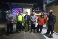 Polres Garut melalui Bhabinkamtibmas Polsek Jajaran melaksanakan kegiatan monitoring dan pengecekan sistem keamanan lingkungan (Siskamling) atau ronda malam di beberapa titik dalam rangka menjaga keamanan dan ketertiban di wilayah binaannya, Rabu malam (05/02/2025).
