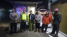 Polres Garut melalui Bhabinkamtibmas Polsek Jajaran melaksanakan kegiatan monitoring dan pengecekan sistem keamanan lingkungan (Siskamling) atau ronda malam di beberapa titik dalam rangka menjaga keamanan dan ketertiban di wilayah binaannya, Rabu malam (05/02/2025).
