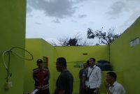 Angin kencang yang melanda wilayah Kabupaten Garut menyebabkan kerusakan pada atap rumah salah satu warga di Kp. Sukadana, RT 03/01, Desa Cigagade, Kecamatan Bl Limbangan. Kamis (06/02/2025).
