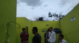 Angin kencang yang melanda wilayah Kabupaten Garut menyebabkan kerusakan pada atap rumah salah satu warga di Kp. Sukadana, RT 03/01, Desa Cigagade, Kecamatan Bl Limbangan. Kamis (06/02/2025).
