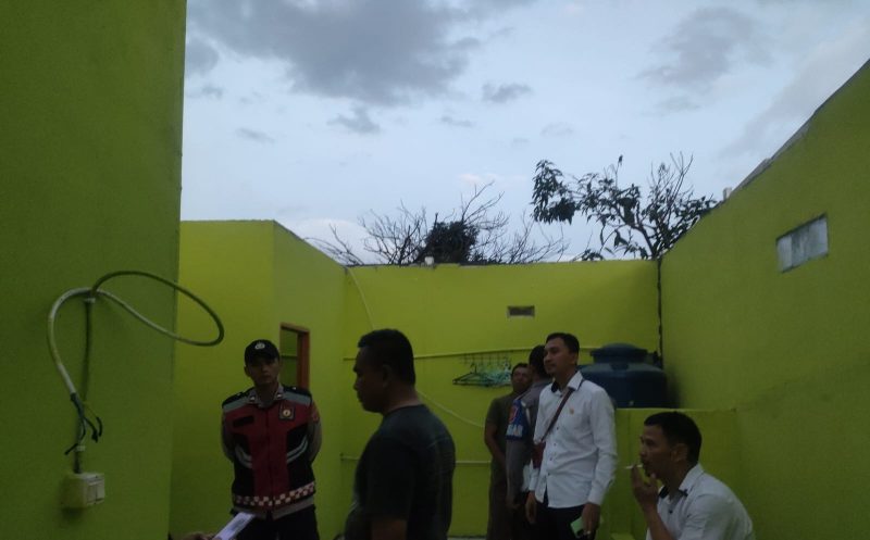 Angin kencang yang melanda wilayah Kabupaten Garut menyebabkan kerusakan pada atap rumah salah satu warga di Kp. Sukadana, RT 03/01, Desa Cigagade, Kecamatan Bl Limbangan. Kamis (06/02/2025).
